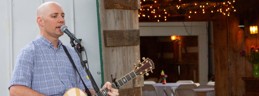 Paul Sanders performing